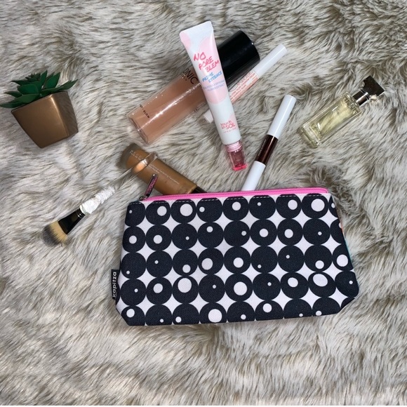 FREE Clinique Makeup Bag with Purchase! - Picture 2 of 2